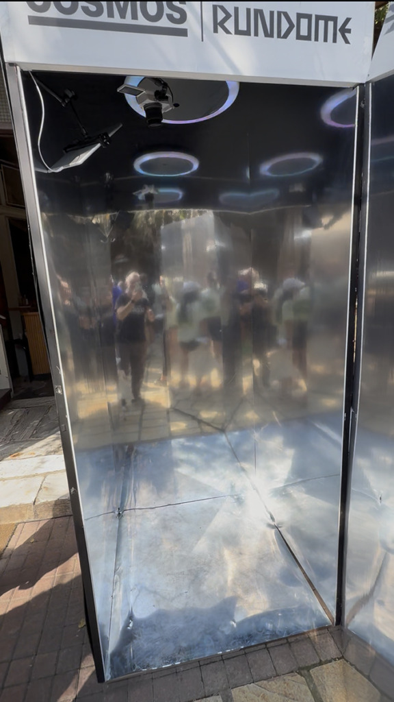 High_angle mirrored _onephotobooth