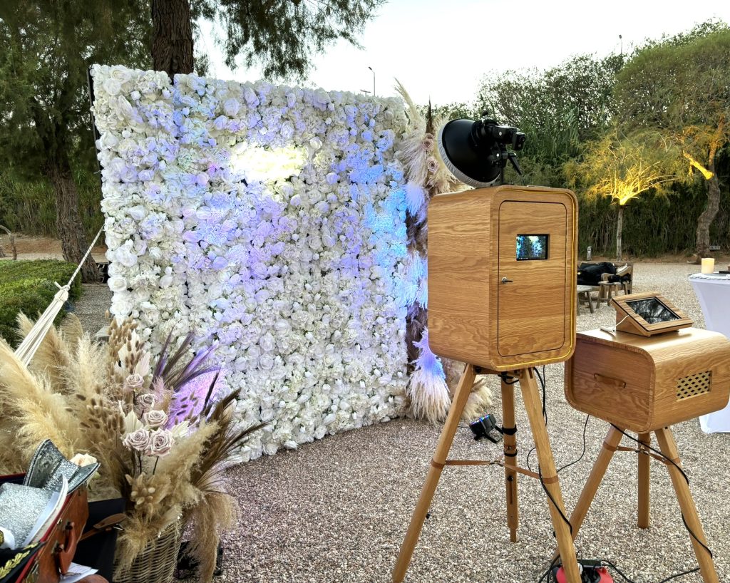 onephotobooth_wedding floral backdrop vintage booth oak-wood