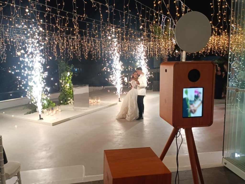 onephotobooth_Vintage booth-Cherry wedding set up