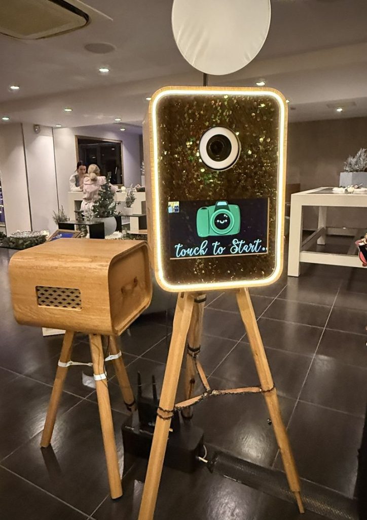 onephotobooth_corporate set up vintage booth oak-wood
