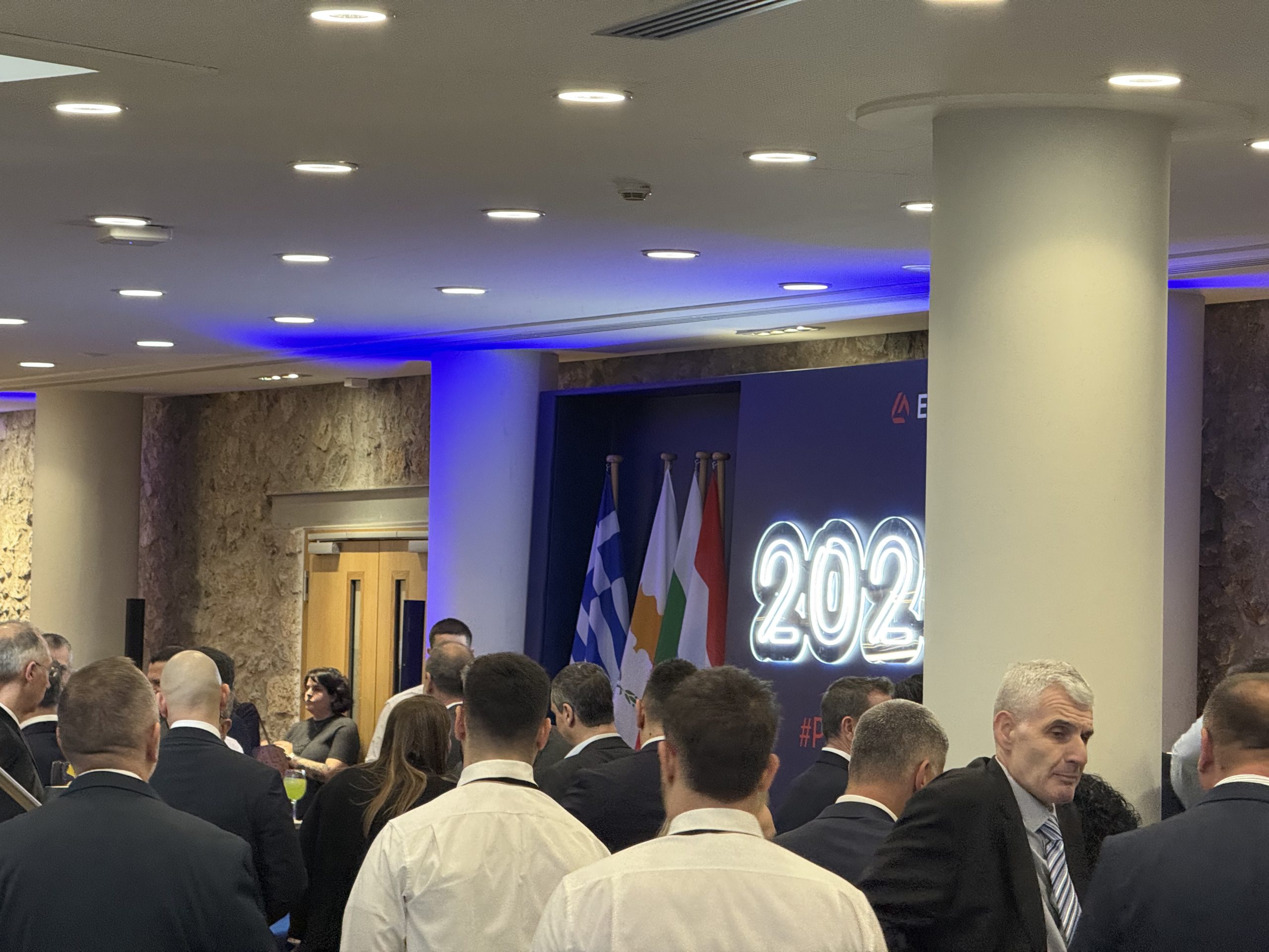 360 video booth crowd event2_onephotobooth