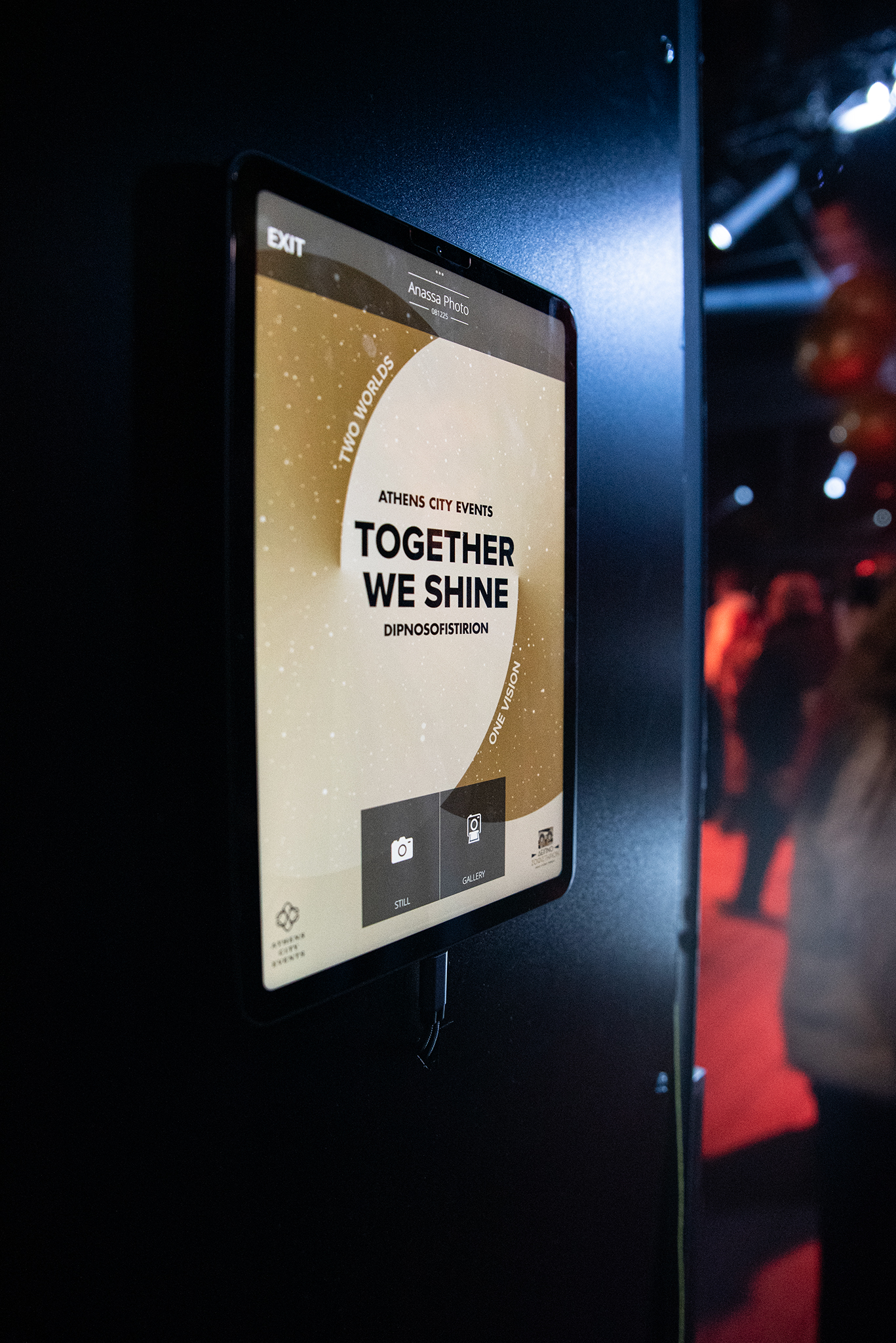 high-angle booth screen detail_onephotobooth