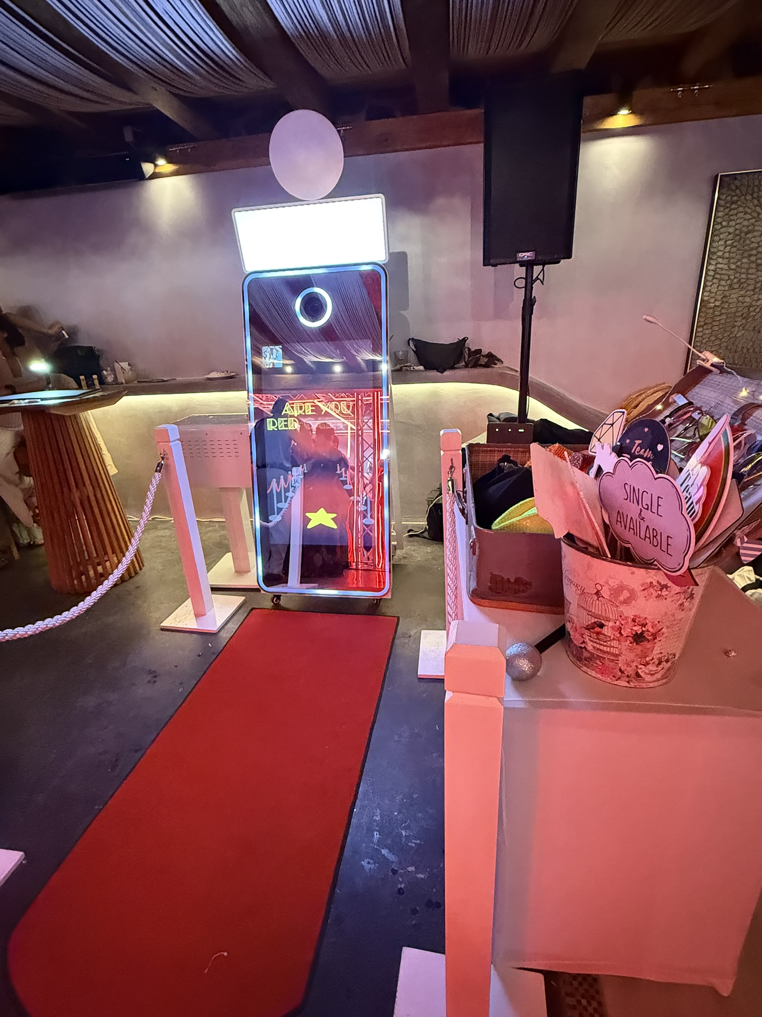 slim mirror wedding set up_onephotobooth